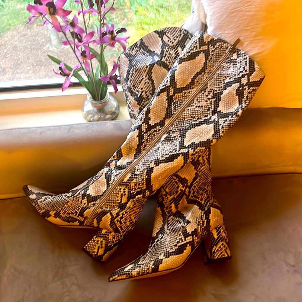 Exquisite Snakeskin boots! Size 8. Beautiful condition, boots by Marc Fisher
